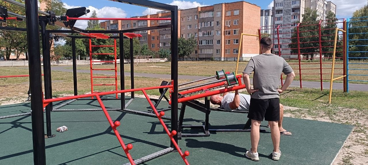 Спортплощадка, которую установил выпускник СШ №9 Пинска за свои деньги