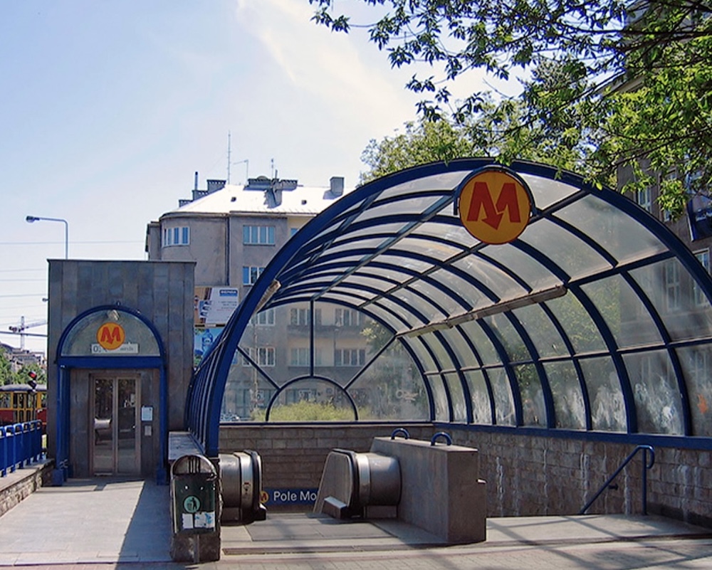 Лифт около станции метро в Варшаве