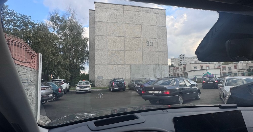 Парковка возле дома №33 на улице Ленинградской в Бресте. Фото из Threads