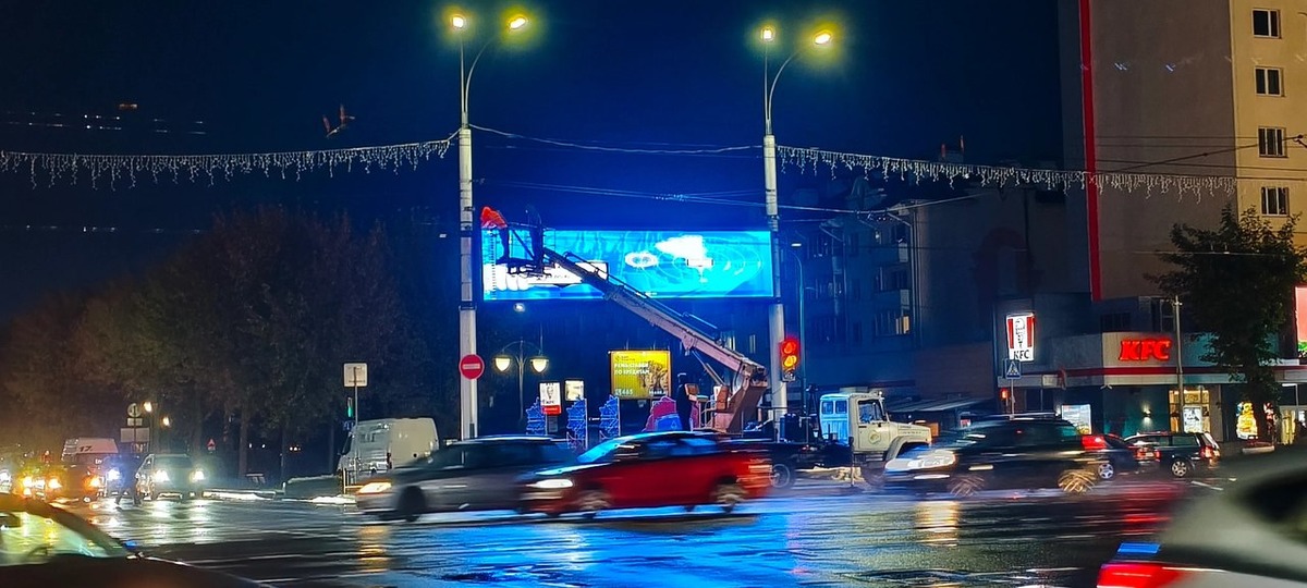 Светодиодный экран на перекрестке проспекта Машерова и бульвара Космонавтов в Бресте