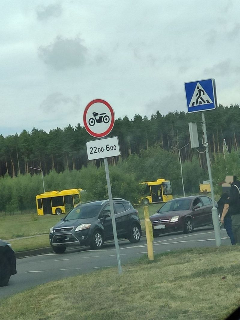 Знак с ограничением движения для мотоциклов в ночное время в Пинске