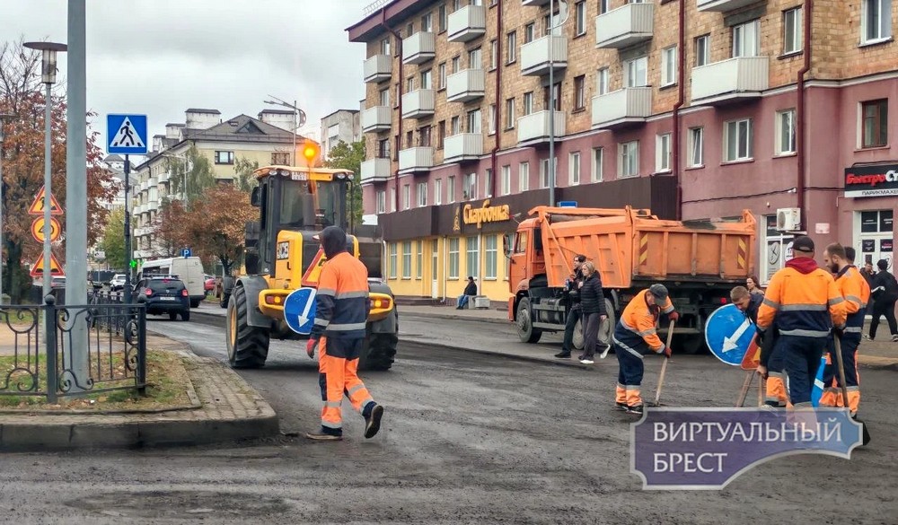 Замена верхнего слоя асфальта на бульваре Космонавтов в Бресте